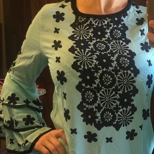 Top with ruffles sleeves